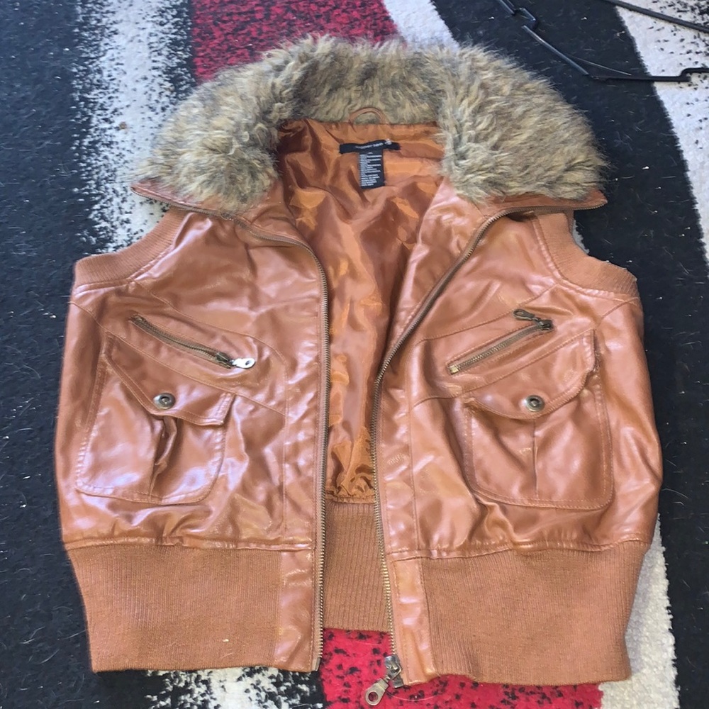 Fake leather furry collar zip up sleeveless vest